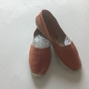 GUC.. TOMMY BAHAMA  FLATS 8N